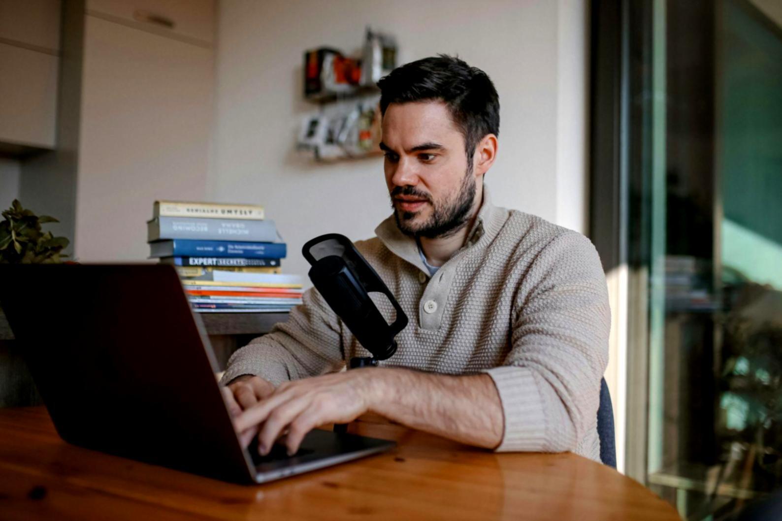 Professionell eingerichteter Home-Office Arbeitsplatz mit ergonomischer Ausstattung